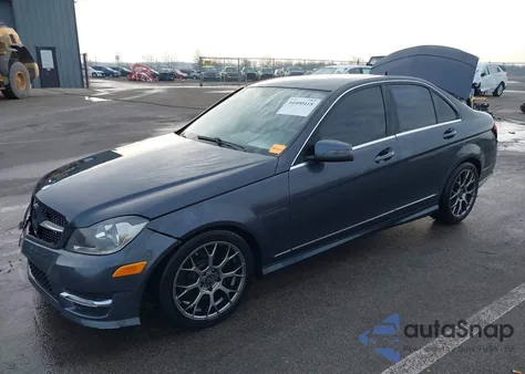 2013 Mercedes-Benz C 300 Sport 4Matic z USA, uszkodzony, nr VIN WDDGF8ABXDR244936